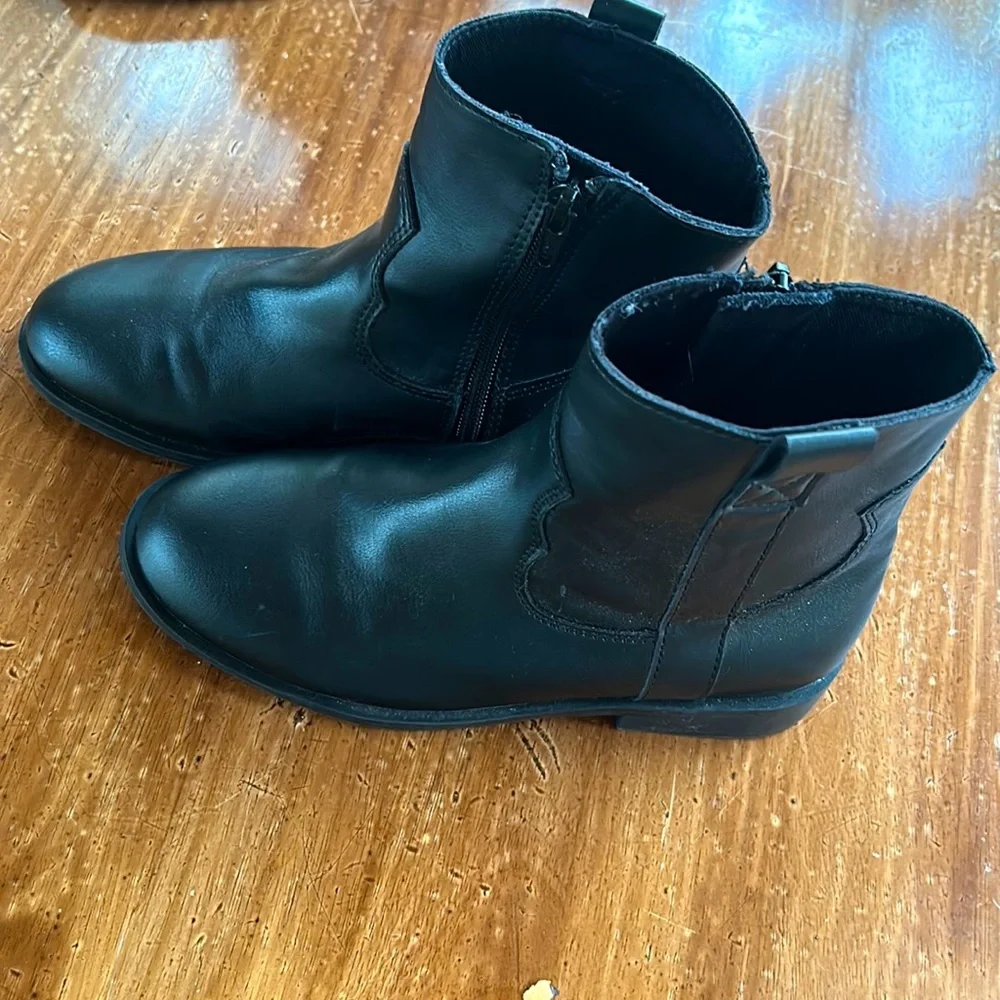 Girl size 34 western ankle boots.